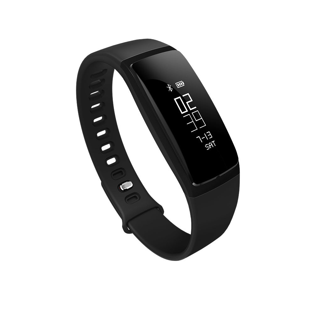 Schwarzes Smart Band von Mein Shop mit flexiblen Armband und digitalen Anzeige, liegend auf weißem Hintergrund