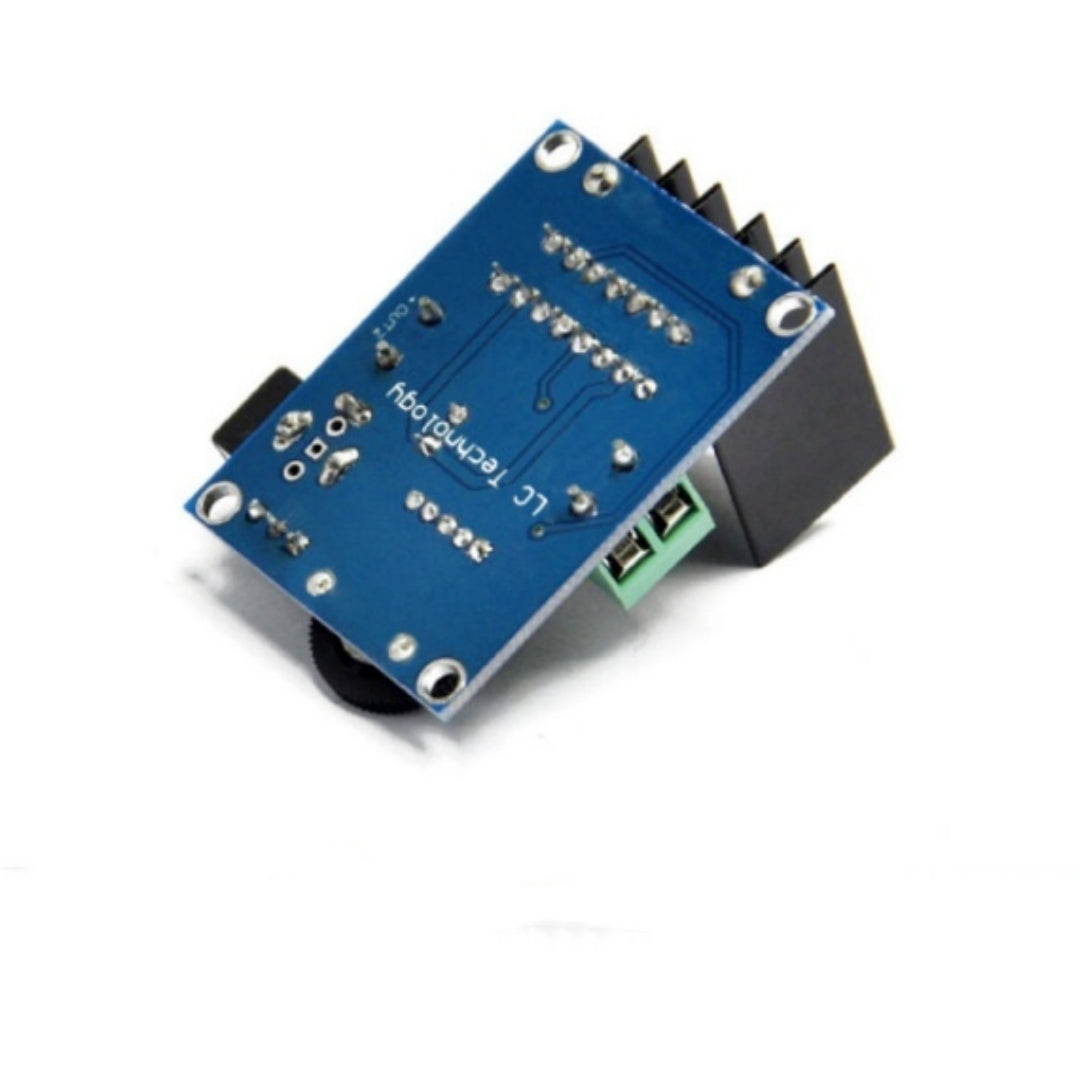 Hochleistungs-Audioverstärker-Modul TDA7297 von Mein Shop auf Entwicklungsboard mit Anschlüssen und Bauteilen sichtbar