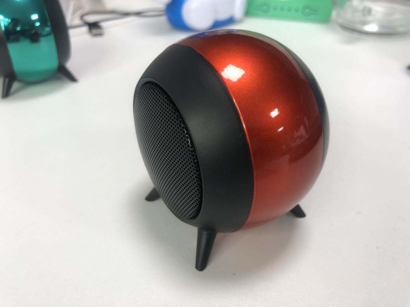 Kabelloser Bluetooth-Subwoofer mit hoher Lautstärke und kraftvollem Klang, kompatibel mit verschiedenen Audio-Geräten.