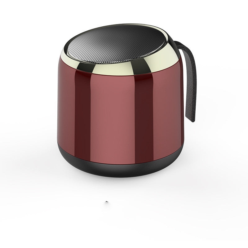 Hochvolumiger kabelloser Bluetooth-Subwoofer für kabale Audiowiedergabe, sichtbar mit Bedienelementen und Lautsprecheröffnungen.