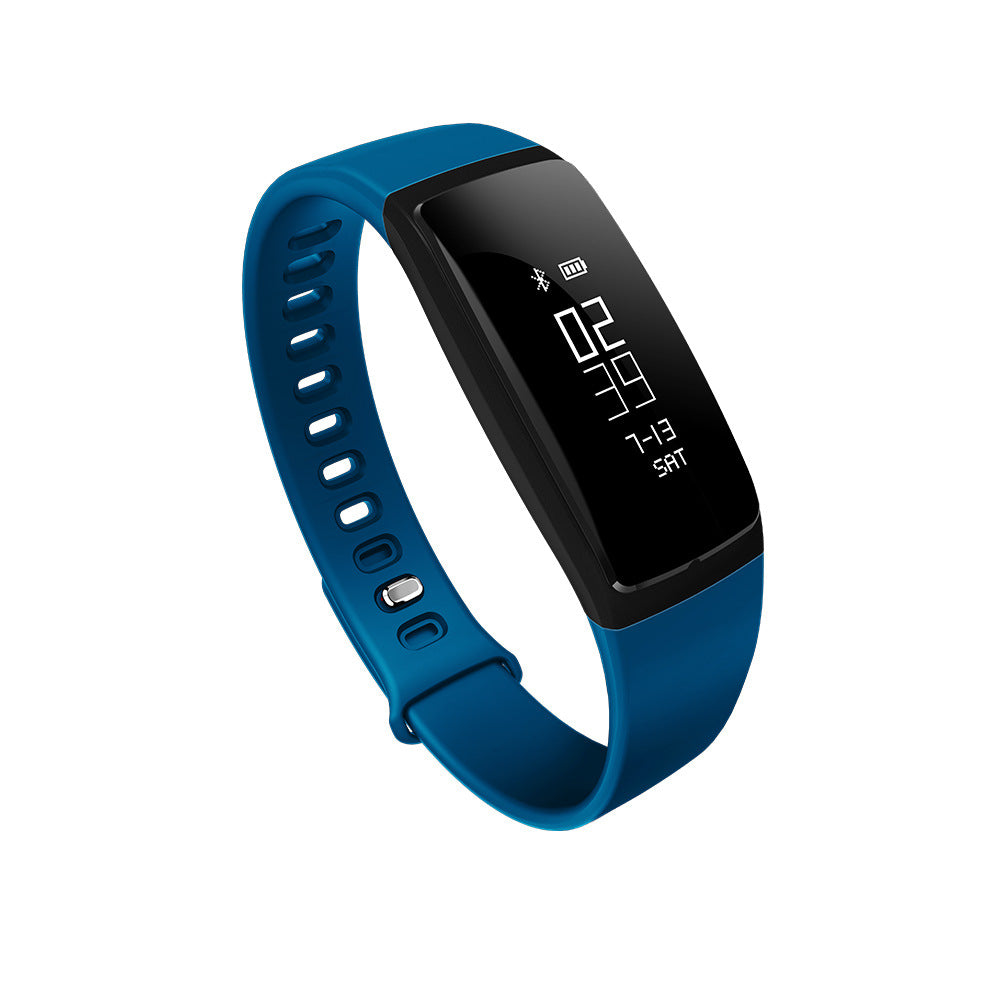 Schwarzes Smart Band von Mein Shop mit flexiblen Armband und digitalen Fitness-Display, liegend auf weißem Hintergrund
