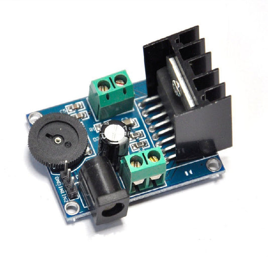 TDA7297 Audio-Verstärker-Modul auf einer Entwicklungskarte, mit Anschlüssen und Komponenten für den Audioverstärker.