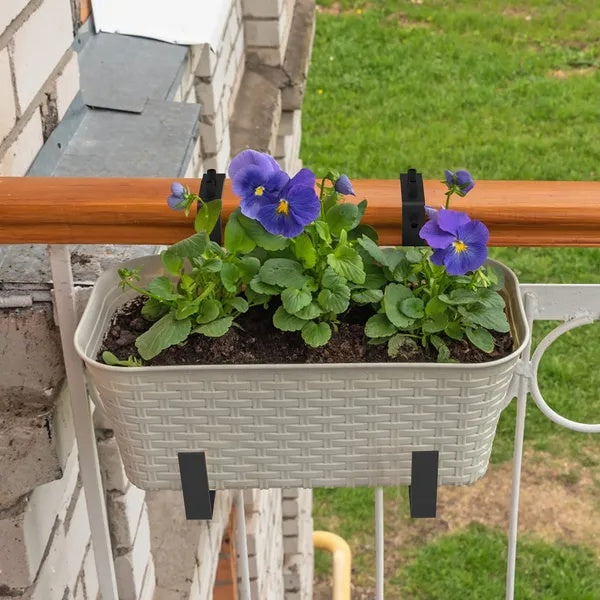 Vier verstellbare Balkon-Blumenampelhalter aus Metall, ideal für Fensterbänke, Geländer und Balkongeländer, ohne Bohrung.